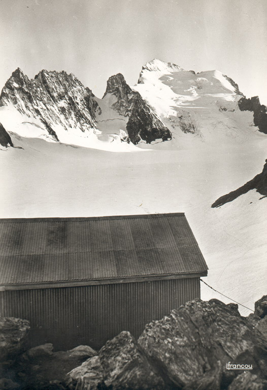 Refuge Caron (C.A.F. 3.170 m) et Les Ecrins (4.103 m)