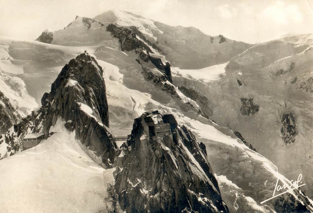 Vue aérienne. L'Aiguille du Midi (3.842 m). Le plus haut téléphérique du Monde. Le Mont Maudit (4.465 m). Le Mont-Blanc (4.807 m). Le Dôme du Goûter (4.304 m). 