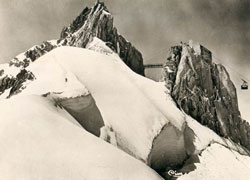 Point culminant de l'Aiguille du Midi (3.843 m) et Gare d'arrivée du Téléphérique de la Vallée Blanche